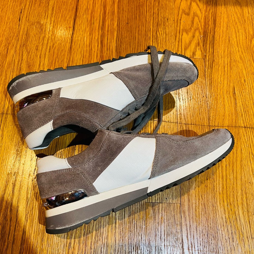 Sneakers - Picture 7 of 9
